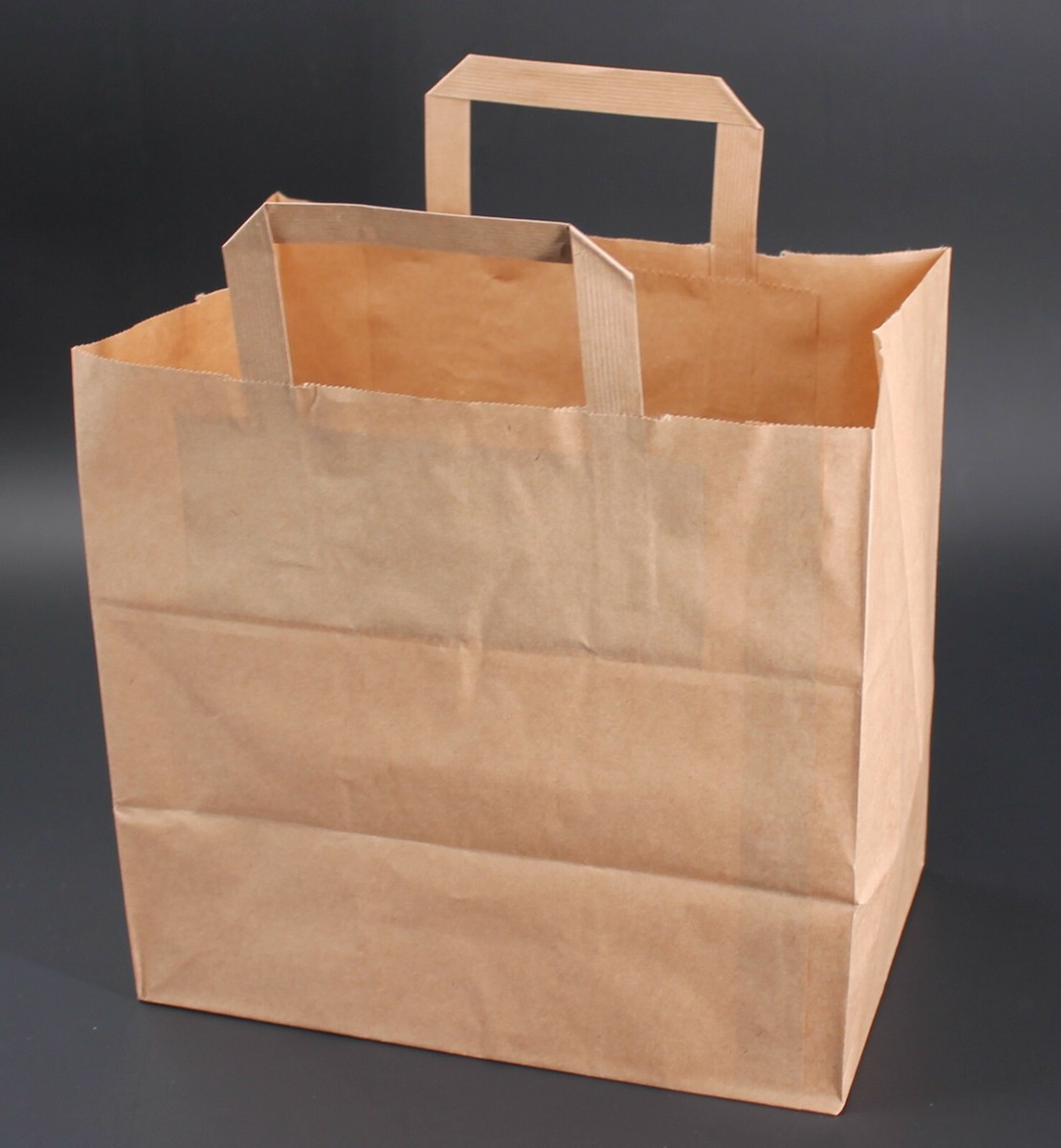 Produktbild von 250 Stück Braune Papiertragetaschen – 22 + 10 X 36 Cm, Stabil, Ohne Henkel, TragetaschenWerk