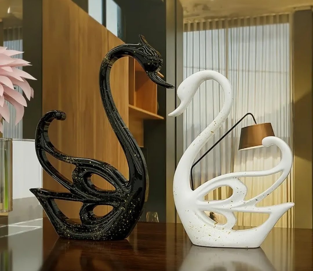 Scultura Cigno in Resina e Petali - Design Moderno e Artigianato Italiano