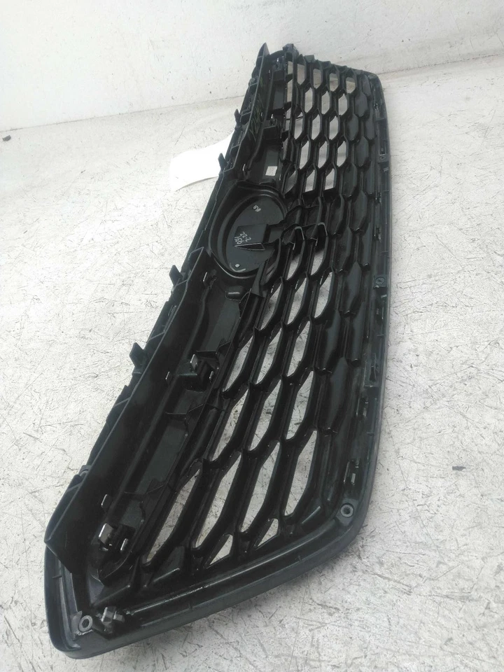 Used Upper Grille fits: 2017 Subaru Impreza upper gray surround Upper Grade A Foto 3 de 4