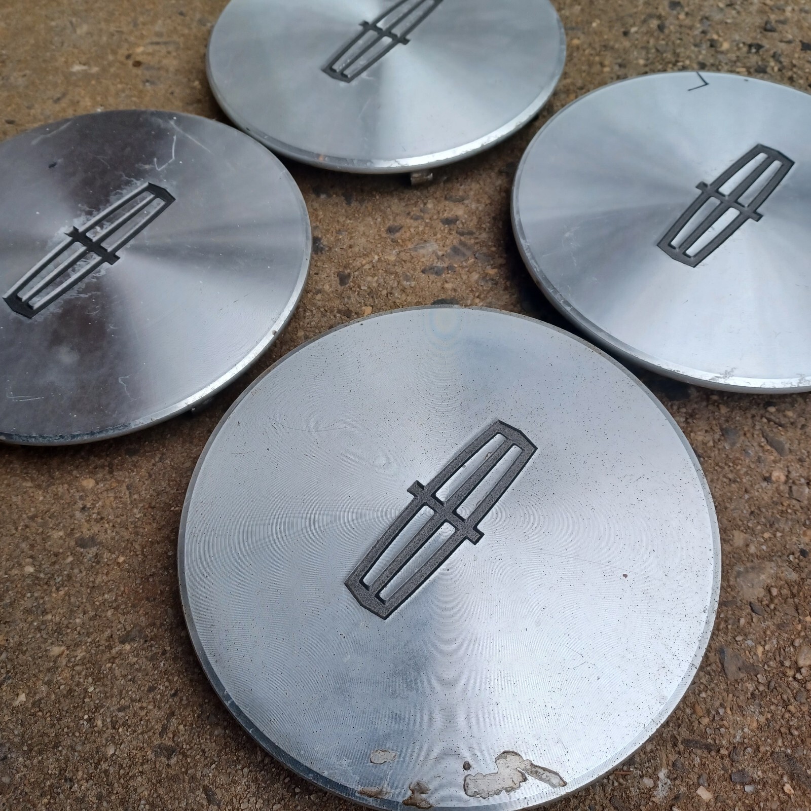 Lincoln Town Car center cap set (4 pieces) 19982002 part YW131A096