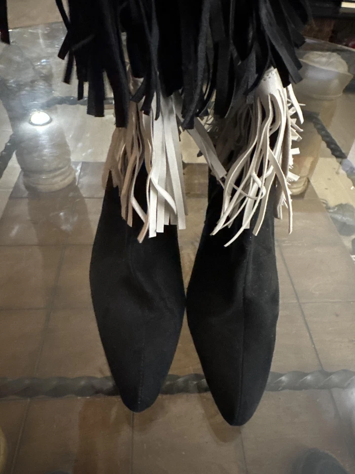 Botas Ashro femininas tamanho 8.5 preto branco franja biqueira pontiaguda salto elegante - Imagem 4 de 4