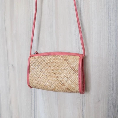 Urban Outfitters Woven Straw Crossbody Bag OS Coral Small Beach Boho Coastal - Image 1 of 4