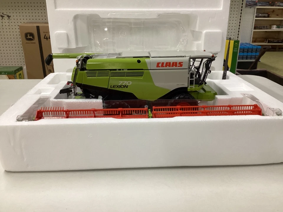 1:32 Wiking Claas Lexion 770 Combine with grain platform and header cart - Image 4 of 4