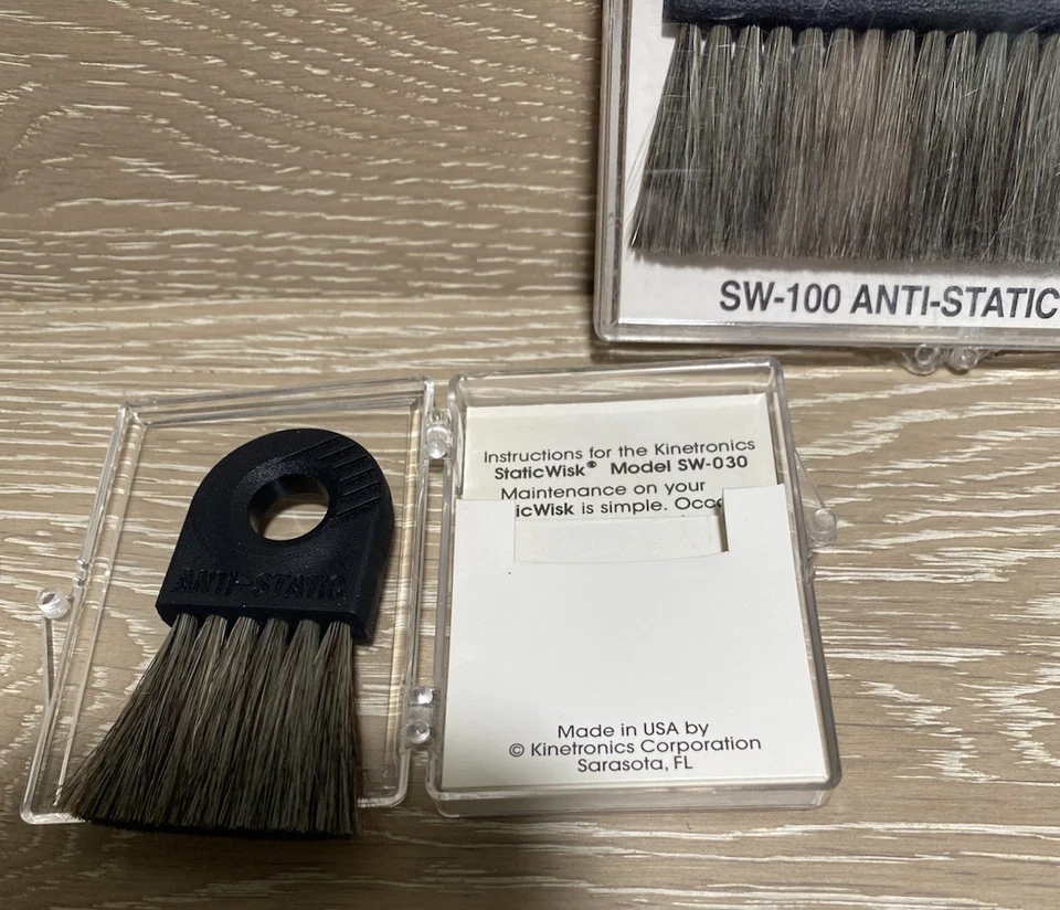 Lote de 2 escovas antiestáticas Kinetronics na caixa SW-100 SW-030 - Imagem 3 de 4
