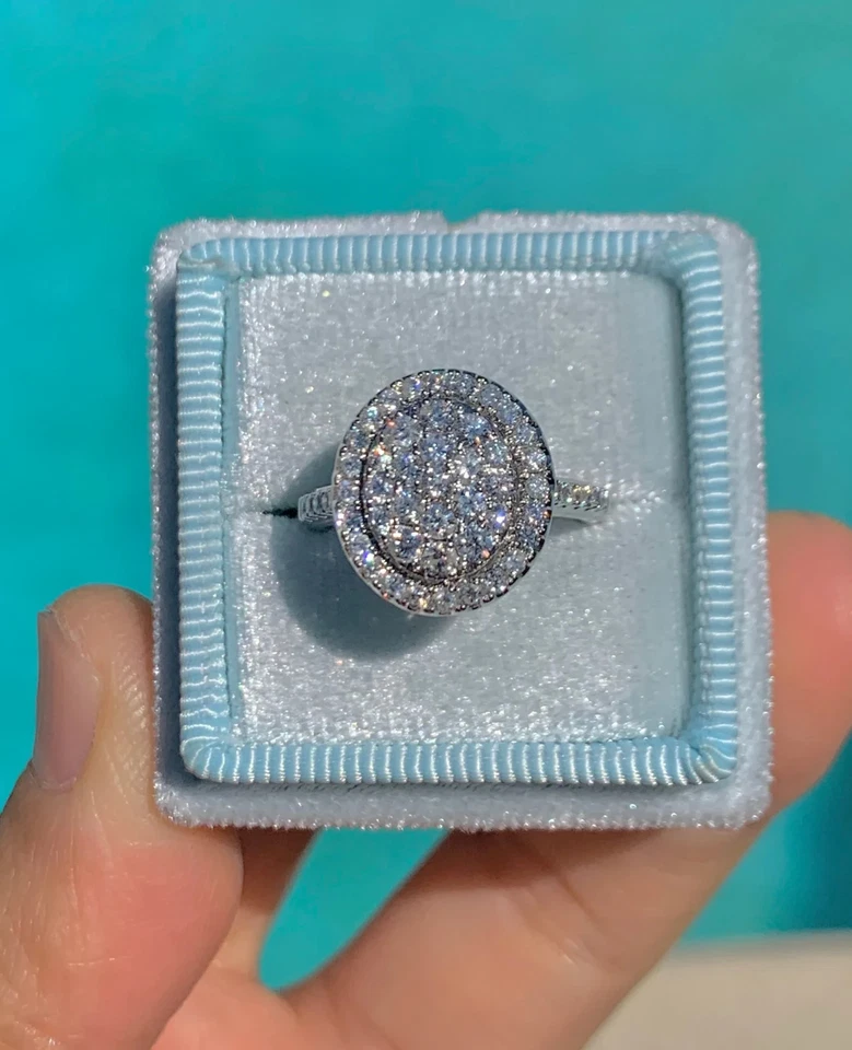 Anillo de boda con racimo de diamantes simulados de corte redondo de 2 quilates enchapado en oro blanco de 14 k Foto 4 de 4