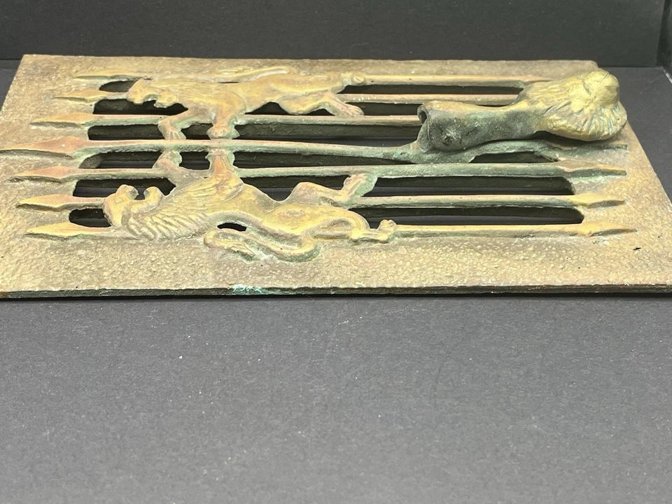 Llamador de puerta de león de hierro fundido estilo gótico 1920 Foto 3 de 4