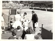 [L8] ORIGINAL TENNIS PHOTO ALTHEA GIBSON VS. CHRISTINE TRUMAN