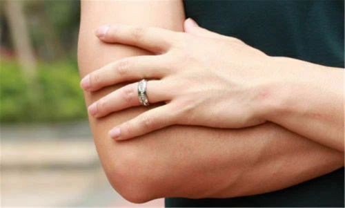 Alianza de compromiso de titanio de acero inoxidable para pareja de circonitas cúbicas para hombres/mujeres 6-13 Foto 4 de 4