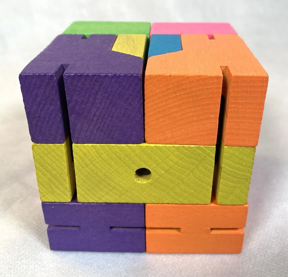 Robot rompecabezas cubo madera multicolor Cubebot Areaware de David Weeks Studio Foto 3 de 4