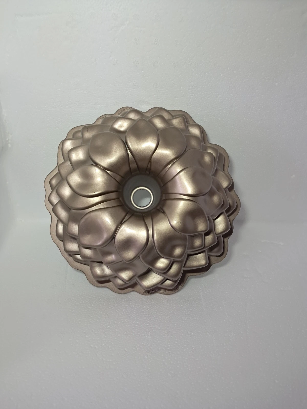 Nordic Ware Blossom Bundt Pan 10 Cups 2.4 Liters Gold Tone Cast Aluminum Mold