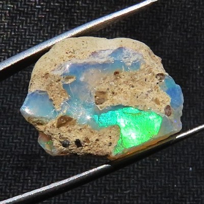 13.45 CT Natürlicher Äthiopischer Opal Roh Multi-Farbe Funkelnd 16x19x10mm