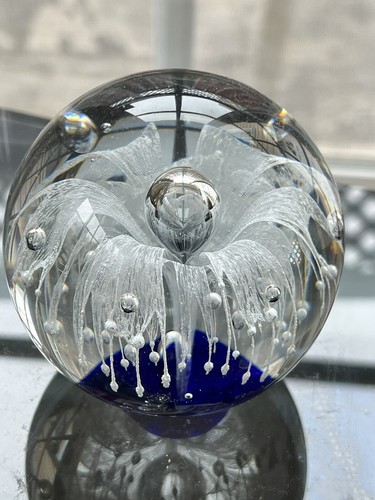 VINTAGE DYNASTY GALLERY ART GLASS PAPERWEIGHT WHITE BLUE BUBBLES - Picture 4 of 7