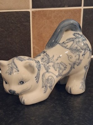 Blau & Weiß Keramik Katze Figur Ornament mit Blumen & Cherub Design Vintage