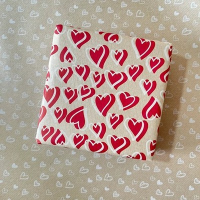 Geschenkpapier rot-weiß Herzen 50 cm breit umweltfreundlich, 100% recyceltes Kraftpapier