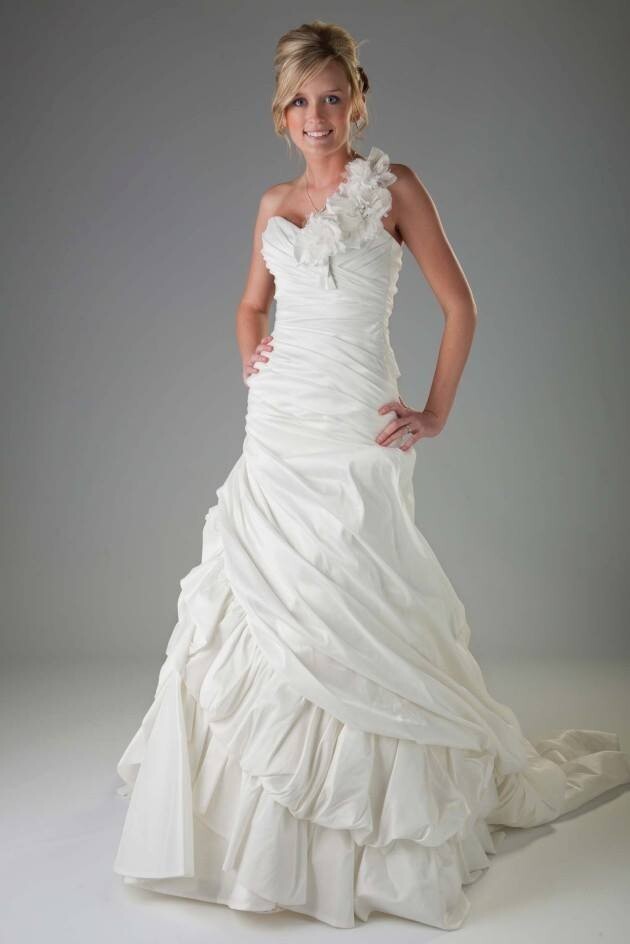 571 MODECA MARCIA SZ 10 WHITE BEAUTIFUL WEDDING GOWN DRESS