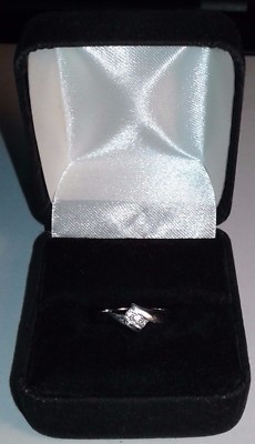 10 K Weißgold TCW: Zehn-Punkt-Diamant Damengröße 6,75 Ring 1,6 g