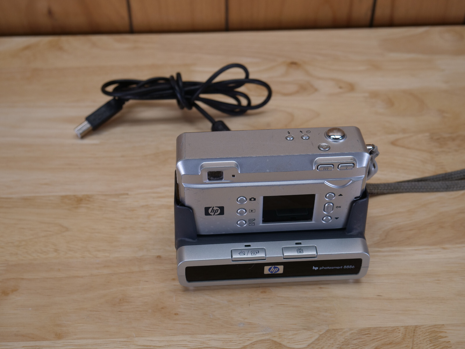 3.1 MP HP Photosmart 435 compact digital camera with dock and memory