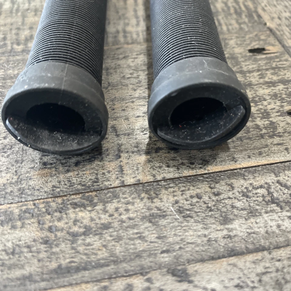 Empuñaduras de cuello largo negras suaves sin bridas ODI x/largas para bicicletas BMX/montaña  Foto 4 de 4