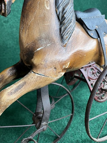 TRICICLO SELLA IN LEGNO VELOCIPEDE FERRO BATTUTO PELLE GIARDINO ORNAMENTO ANTICO - Foto 12 di 24