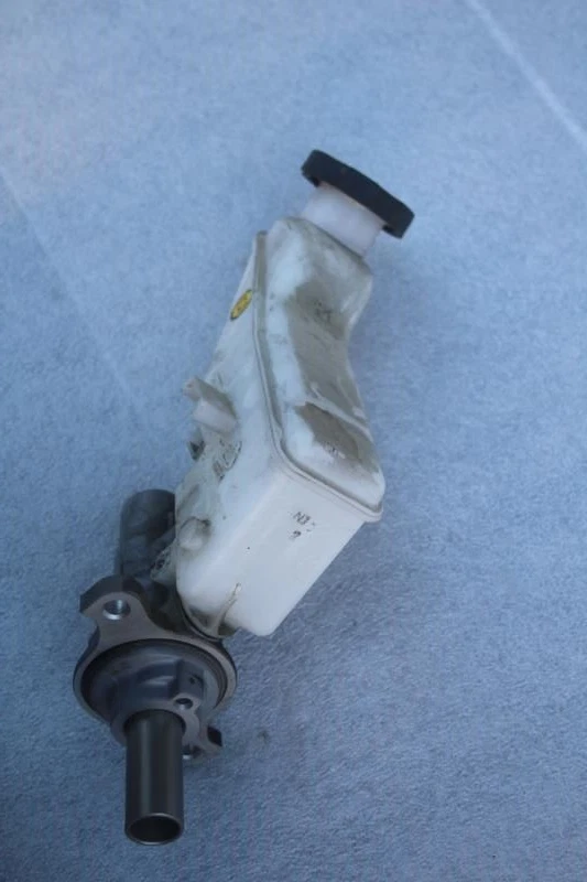 Hyundai Elantra 2019 freno cilindro maestro automático sedán A/T Foto 3 de 4