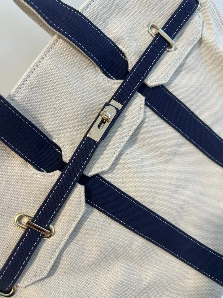 Bolso de Mano Boatkin Hecho a Mano de Lona Personalizado con Herrajes Azul Marino y Dorado Foto 4 de 4