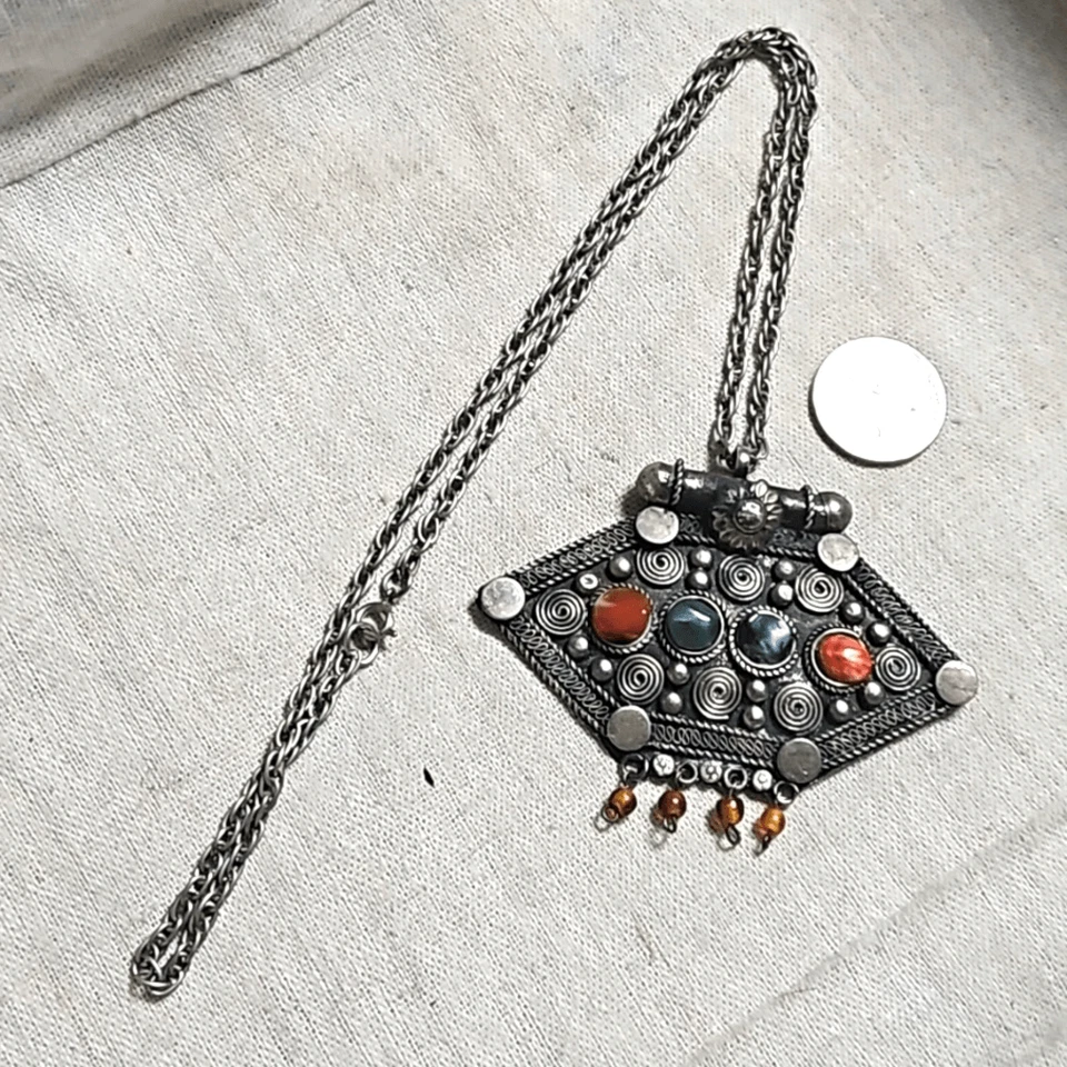 Antiguo collar amuleto de piedras preciosas de plata oxidada bohemia vintage Foto 3 de 4