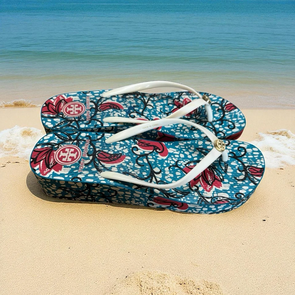 Chanclas de cuña Tory Burch azules florales correas blancas medallón dorado talla 8 Foto 3 de 4