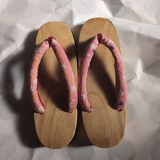 Wooden clogs with a distinctive floral thong, size 23.0cm-24.5cm.