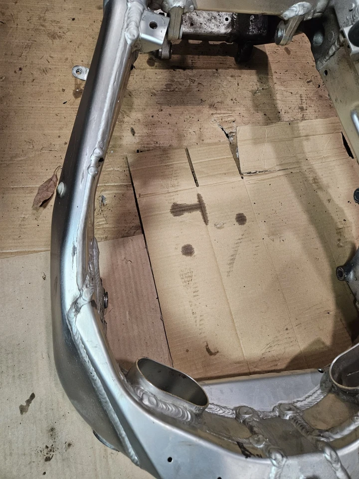 Suzuki GSXR 750 2003 chasis de cuadro con papeles limpio Foto 3 de 4