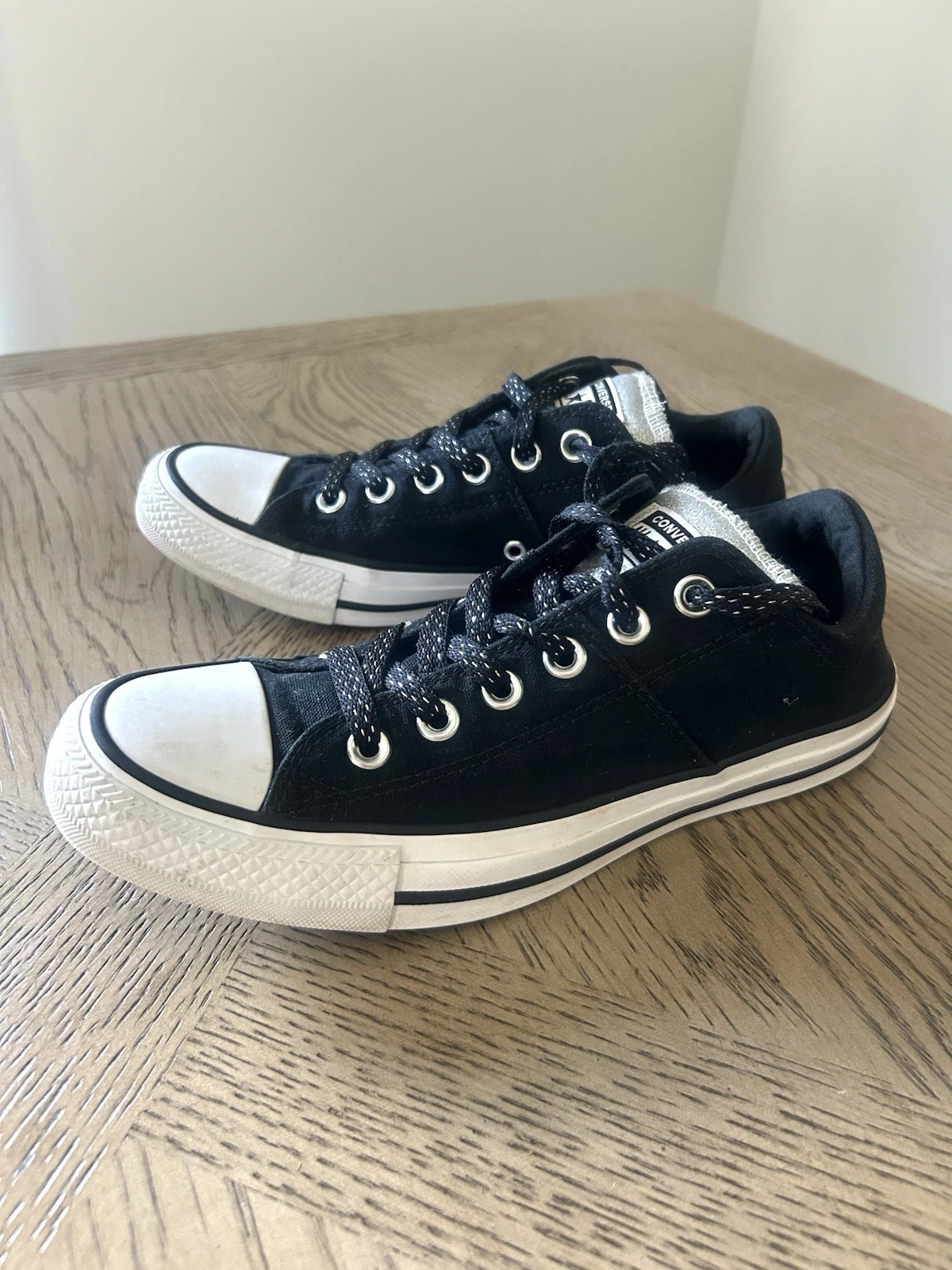 Converse Chuck Taylor All Star linguetta glitterata lacci neri e argento usate in ottime condizioni taglia 8