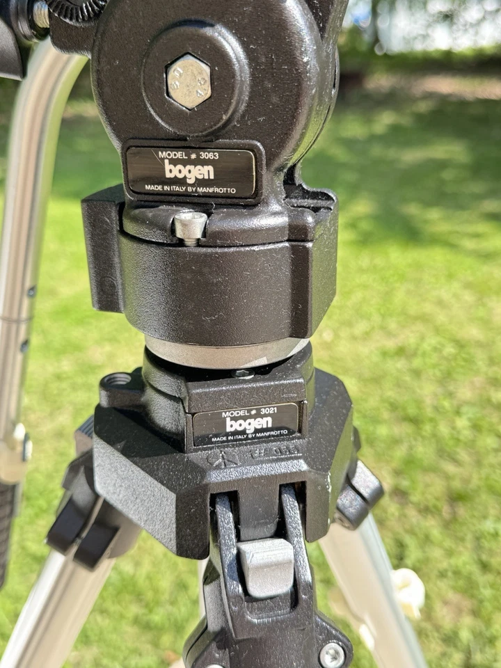 BOGEN MANFROTTO 3021  CAMERA TRIPOD w/  3063 HEAD *MADE IN ITALY* Fluid Head - Image 2 of 4