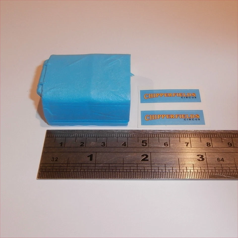 Corgi Toys Gift Set GS19 Land Rover Canopy with Chipperfields stickers - Image 3 of 4