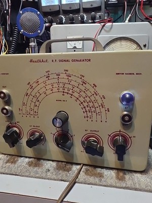 Heathkit Signal Generator Model SG-8 - Turns On! Blue Light  Vintage