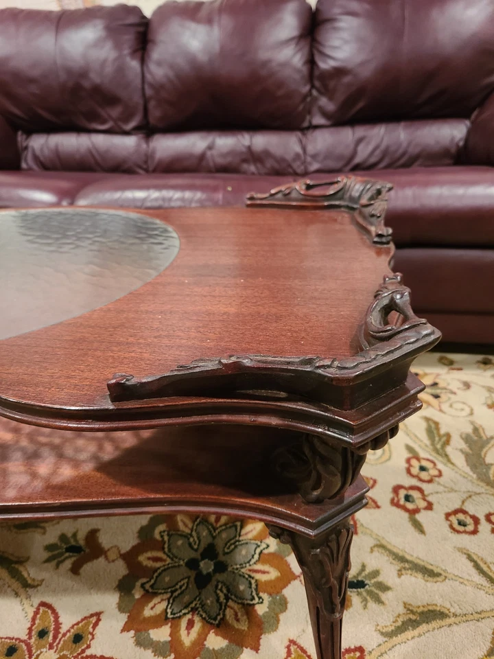 Mesa de centro con tapa de vidrio tallado a mano de caoba de los años 40 Foto 3 de 4