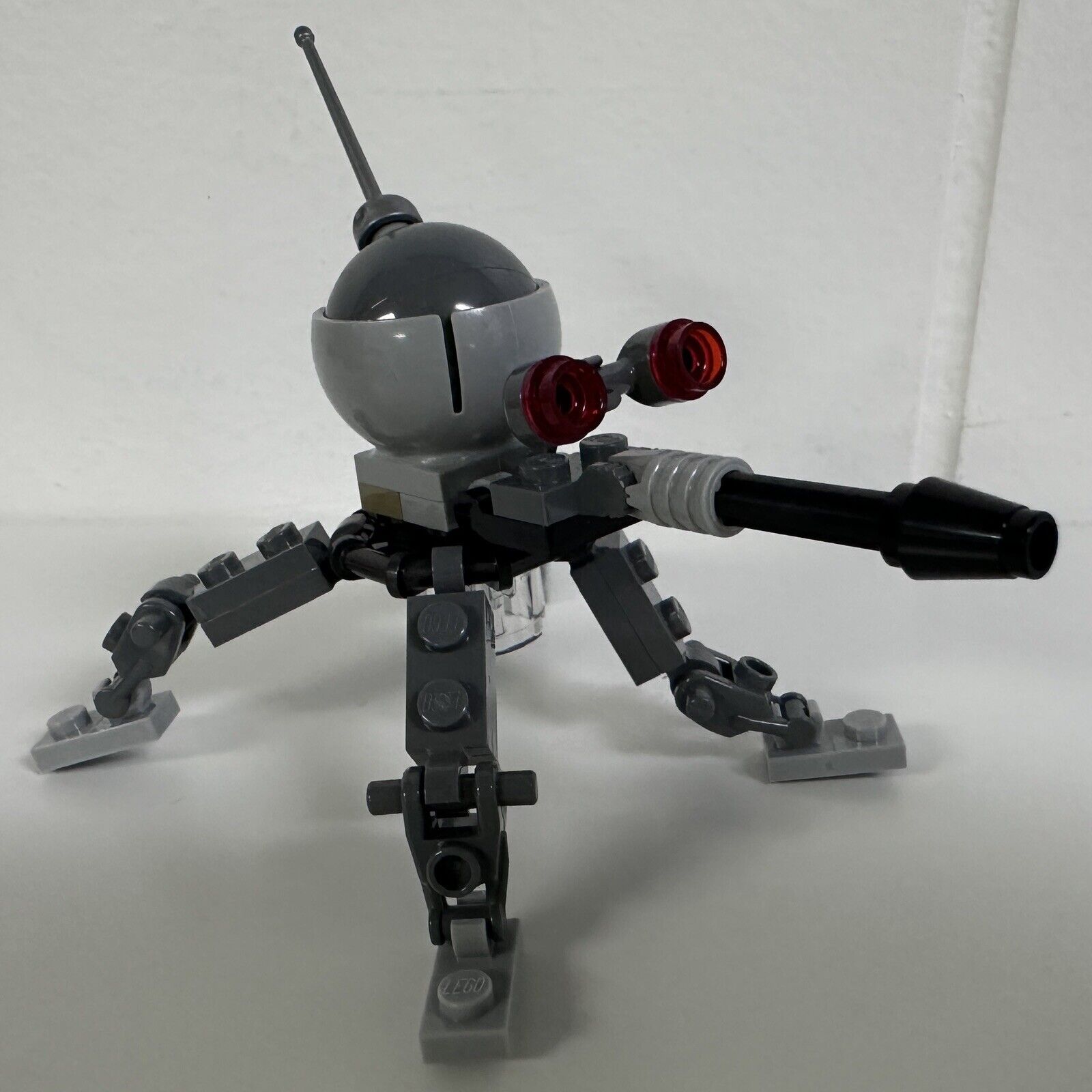 LEGO Star Wars Minifig - sw1234 - Dwarf Spider Droid - Dark Bluish Gray Dome