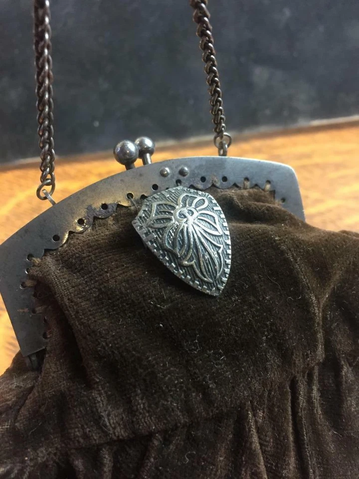 Антикварная изящная коричневая бархатная сумочка ручной работы 1800-х годов с серебряной металлической рамкой и цепочкой на ручке - Изображение 2 из 4