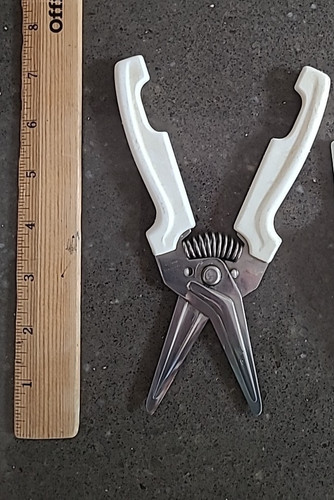 Pampered Chef Kitchen Multi Purpose Shears White Scissors 1075 NO Wall Mount