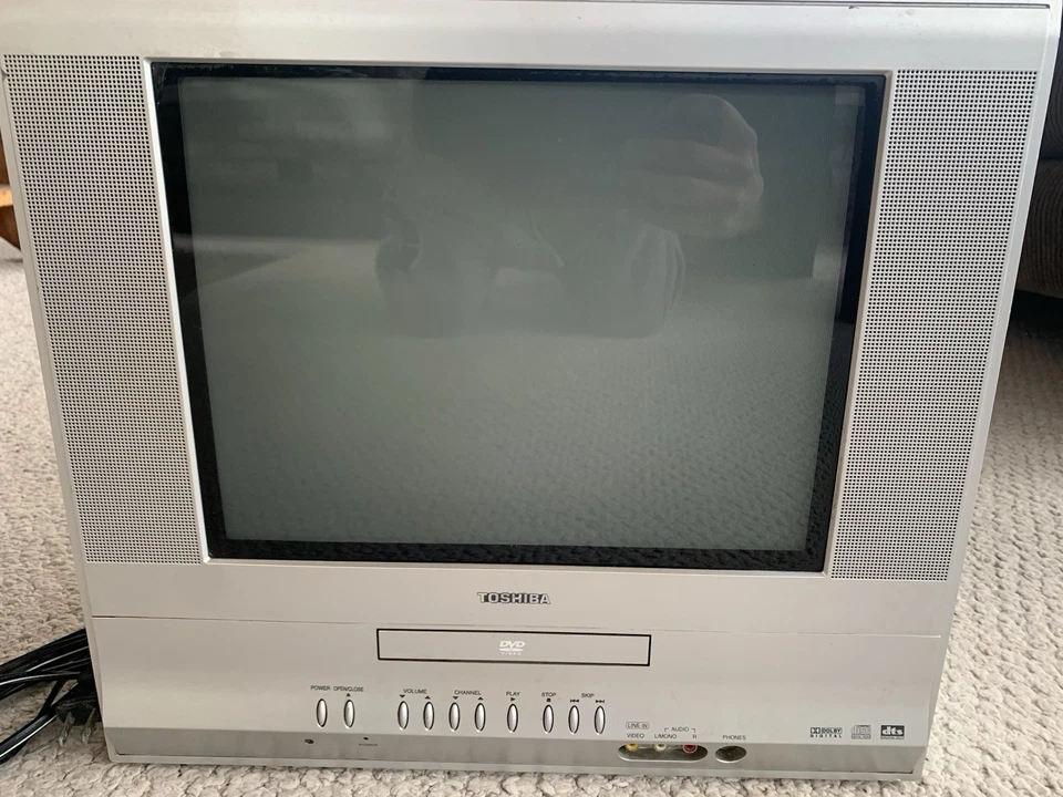 Toshiba 14" MD14F51 TV DVD Combo Pantalla Plana CRT TV Entradas Frontales - Retro Gaming Foto 2 de 4