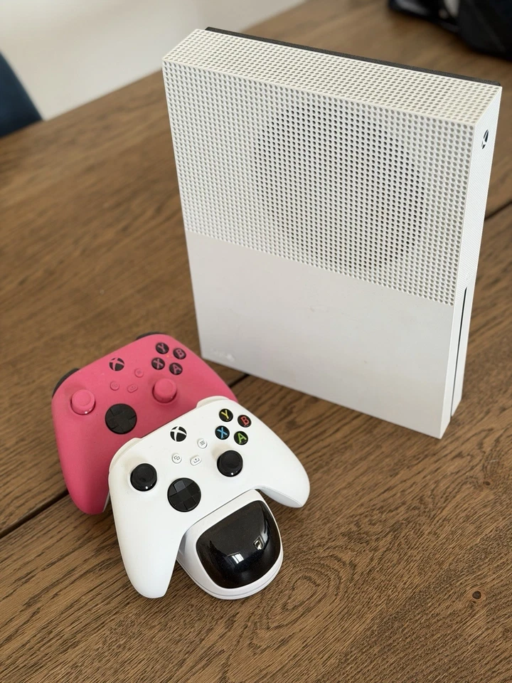 Microsoft Xbox One, foto 1 di 2