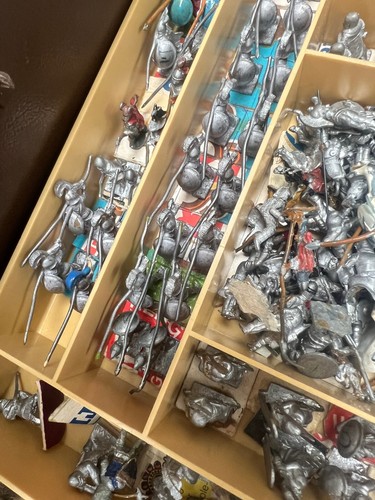 (B) LOT OF VINTAGE WARHAMMER ? METAL FIGURES IN TUB - Picture 13 of 19