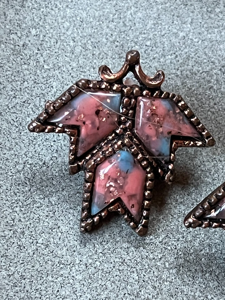 Brincos vintage com clipe de folha de cobre maciça Chevron esmalte rosa e azul – 1 e 1/8 - Imagem 2 de 4