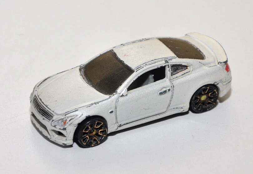 Modello auto Hot Wheels V5603 Infiniti G37 bianca 2012 scala 1:64 E18 - Immagine 2 di 4