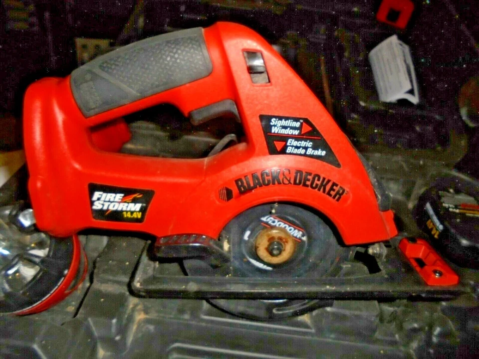 Sierras circulares Black & Decker Firestorm con linterna en estuche Foto 2 de 4