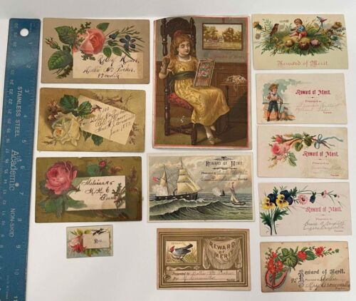 LOTE/12 TARJETAS VICTORIANAS RECOMPENSA DE MÉRITO 1880 CORTADOR BARCO NIÑA COSER FLORES++ - Imagen 2 de 15