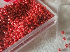 Lot environ 22 grammes de perles de rocaille rouge satiné n°20