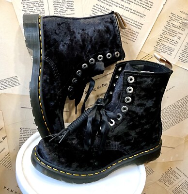 断*中様 「正規店購入」Dr. Martens Lovell New ブラック Urban Outfitters Dr. Martens 1460 Vegan Crushed Velvet Boot