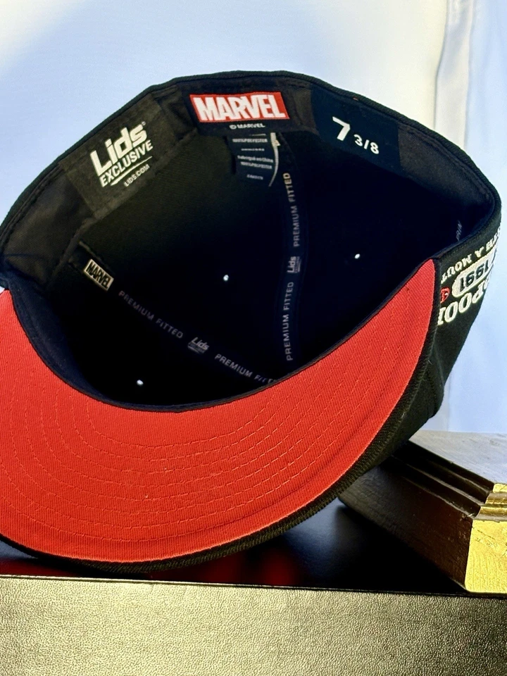 Chapéu ajustável Deadpool Marvel tampas exclusivo 59FIFTY 7 3/8 vermelho UV raro novo com etiquetas raro - Imagem 3 de 4