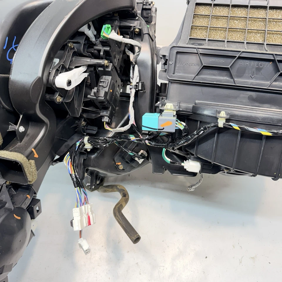 OEM 2016 - 2022 HONDA PILOT HVAC AC CLIMATE HEATER BLOWER MOTOR HOUSING BOX - Image 3 of 4