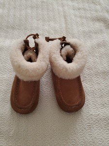 infant uggs size 4