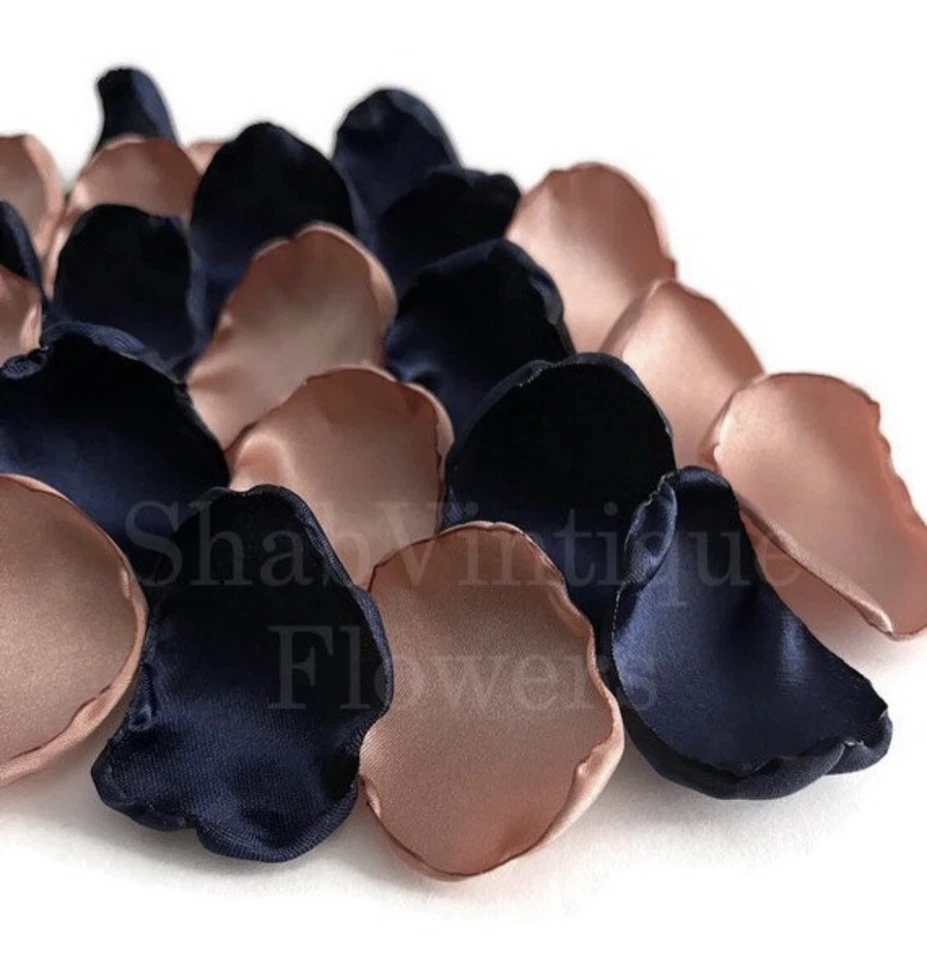 Mezcla de 100 pétalos de flores azul marino y oro rosa, decoración de mesa de boda Foto 4 de 4